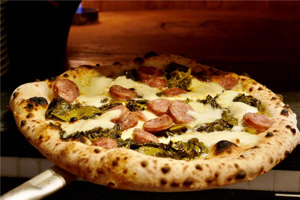 Neapolitanische Küche im Anflug auf die Kaiserstraße Eine Pizza wird aus einem Ofen geholt
