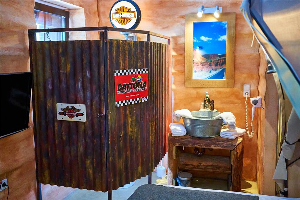Dortmunds verrücktestes Hotel: Volker Kühnrich steckt seine Gäste in den Knast Eine Ecke des „Harley Campsite“-Zimmers.