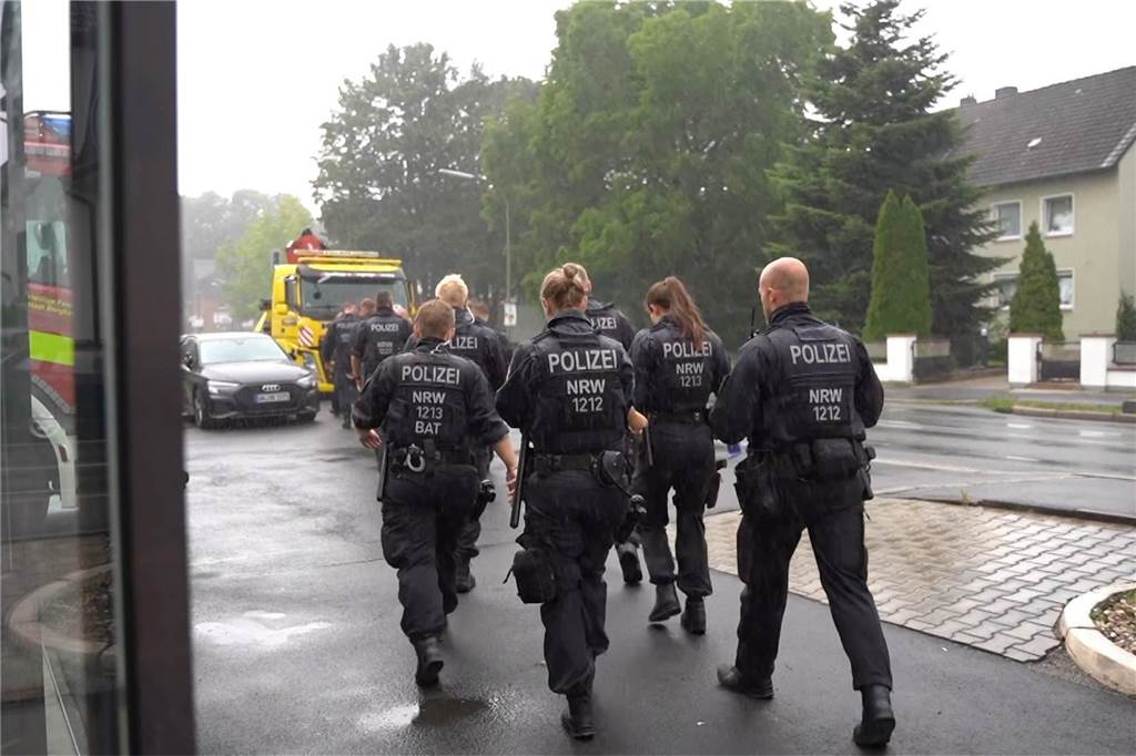 Eine Einheit der Bereitschaftspolizei rückt an, um die Pflanze sicherzustellen.
