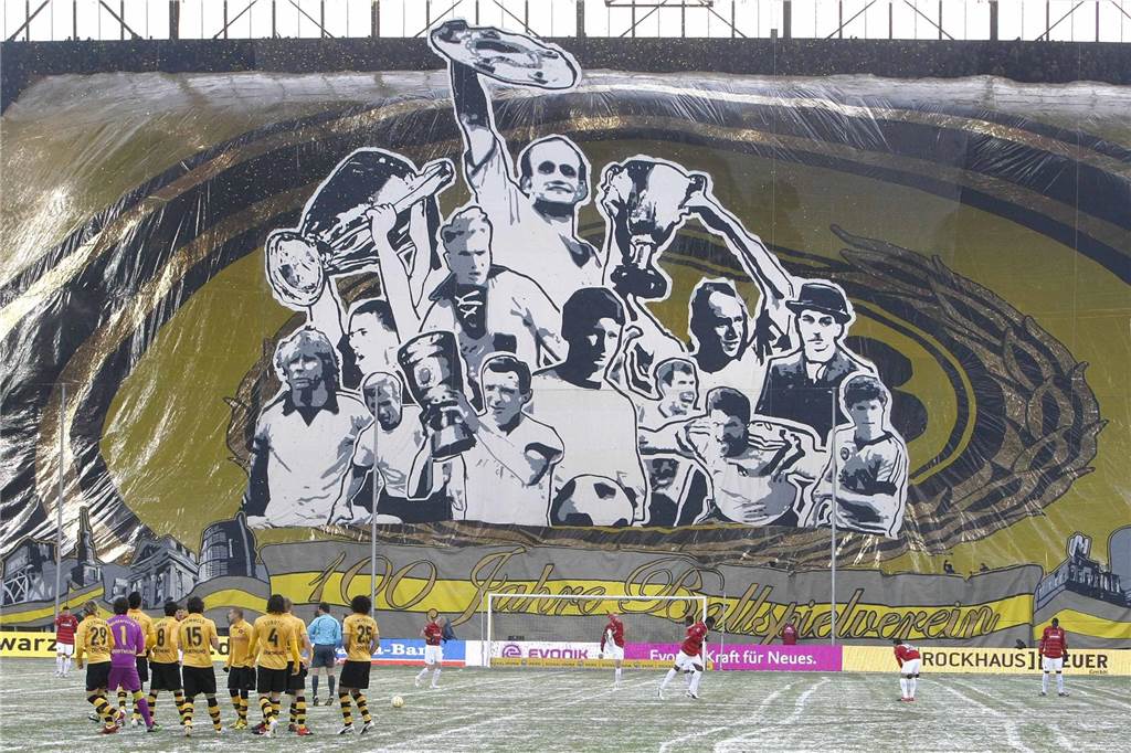 Eine einzigartige Choreo zu einem besonderen Geburtstag. Am 19. Dezember 2009 feiert Borussia Dortmund 100. Geburtstag. Viele Dortmunder Helden werden gefeiert.