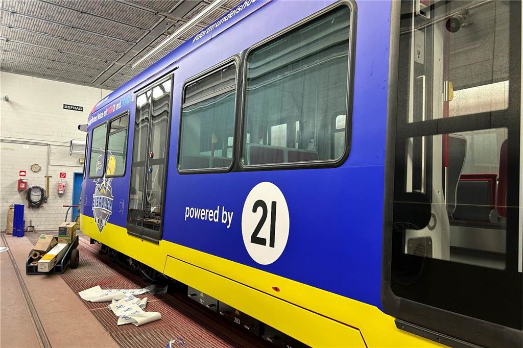 Derby-Kracher im Eishockey: Halbfinal-Gegner der Eisadler ist bekannt Eine Straßenbahn wurde blau-gelb lackiert und ist mit dem Wappen der Eisadler bedruckt.