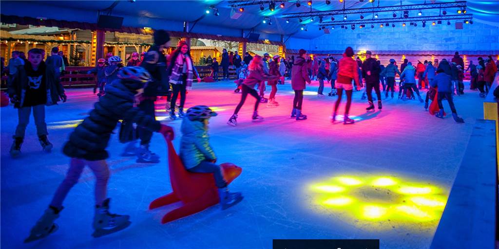 Keine Eisbahn – Rat will Energie sparen und einen alternativen Winterzauber Eine Eisfläche zum Schlittschuhlaufen oder zum Eisstockschießen wird es im Winter 2022 nicht geben. Der Rat stimmte dagegen, um Energie einzusparen.