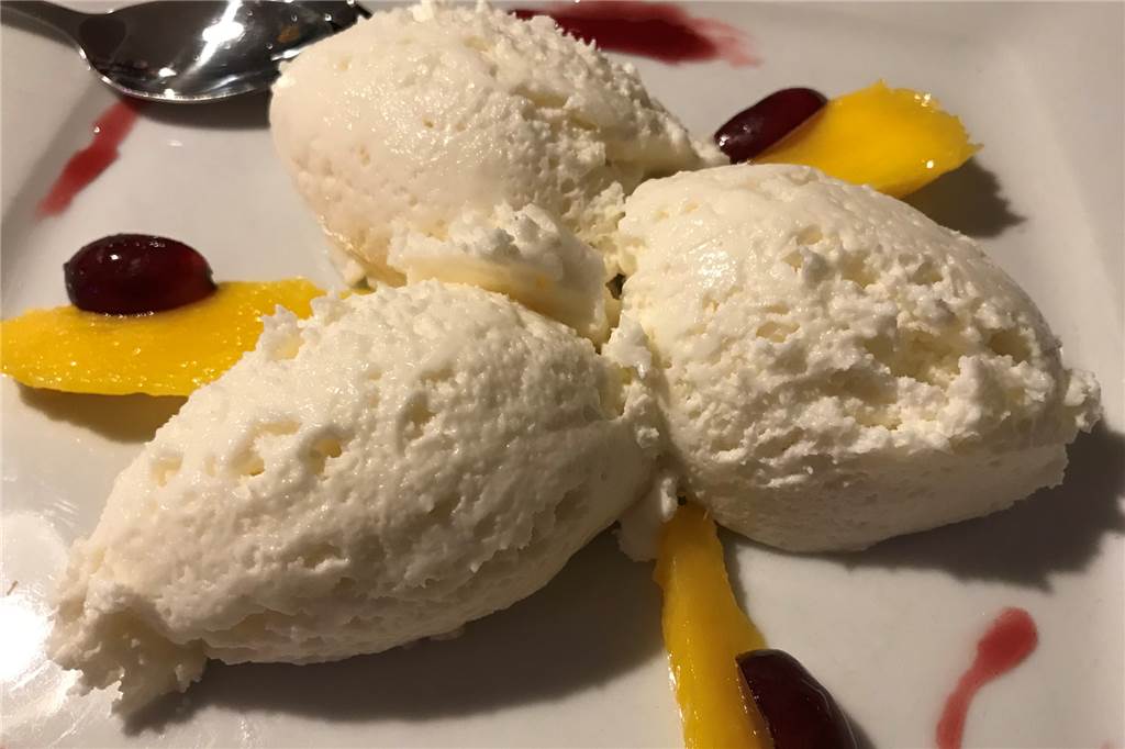 Rock‘n‘Roll und Rindersteak vom Salzstein beim „Diners“ in Alstedde Eine Empfehlung der Küche zum Abschluss: Weiße Mousse mit Mango-Scheiben.