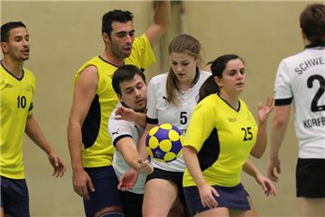 Eine enge Angelegenheit war für Julian Schittkowski (verdeckt), Johanna Gnutt (Nummer 5) und ihr Team des Schweriner KC das Europa Shield-Auftaktspiel. Am Ende gewannen sie am Freitagabend gegen den CCCD Carnaxide aber mit 14:13 in der Sporthalle der Willy-Brandt-Gesamtschule.