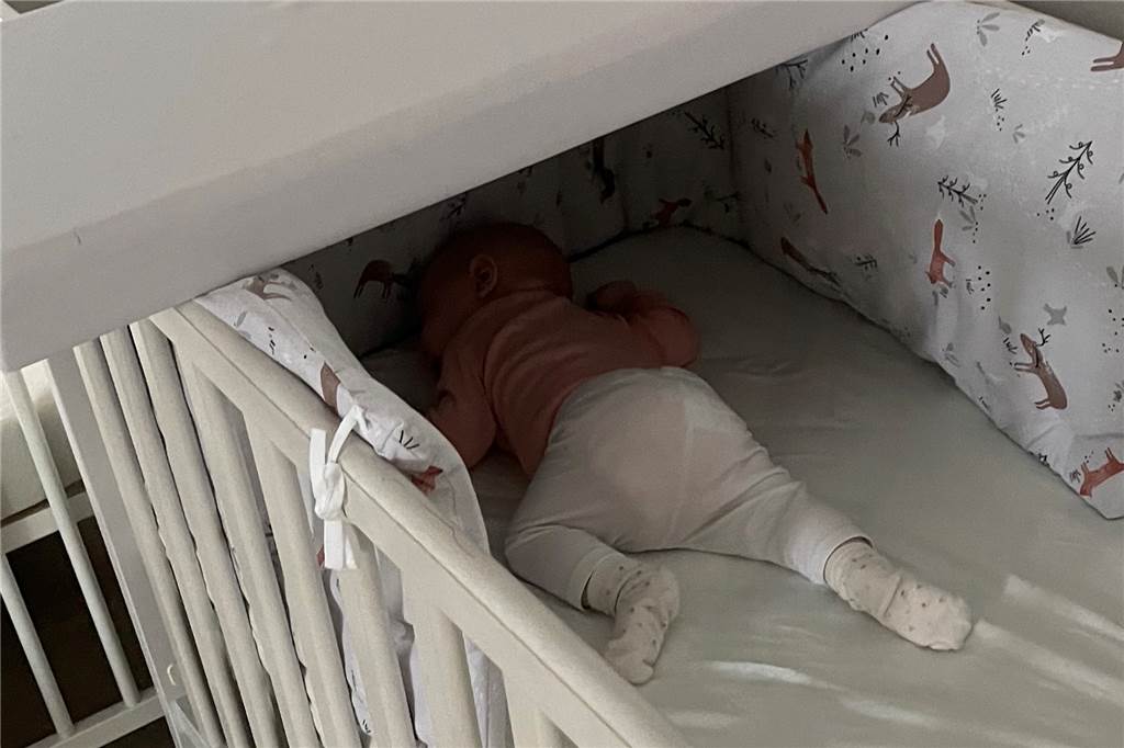 Baby Antonia brüllte stundenlang: „Wir waren am Ende unserer Kraft“ Eine enger begrenzte Umgebung half Schreibaby Antonia dabei, besser zur Ruhe zu kommen. Das Bettchen verkleinerten ihre Eltern mit Kissen, der Maxicosi wurde mit Tüchern zugehängt.