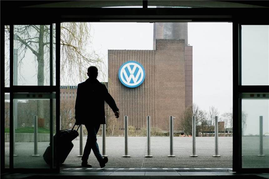 „Dieselgate“-Milliardenverfahren verzögert sich Eine Entscheidung im milliardenschweren Verfahren um den VW-Abgas-Skandal verzögert sich bis mindestens November. Foto: Ole Spata