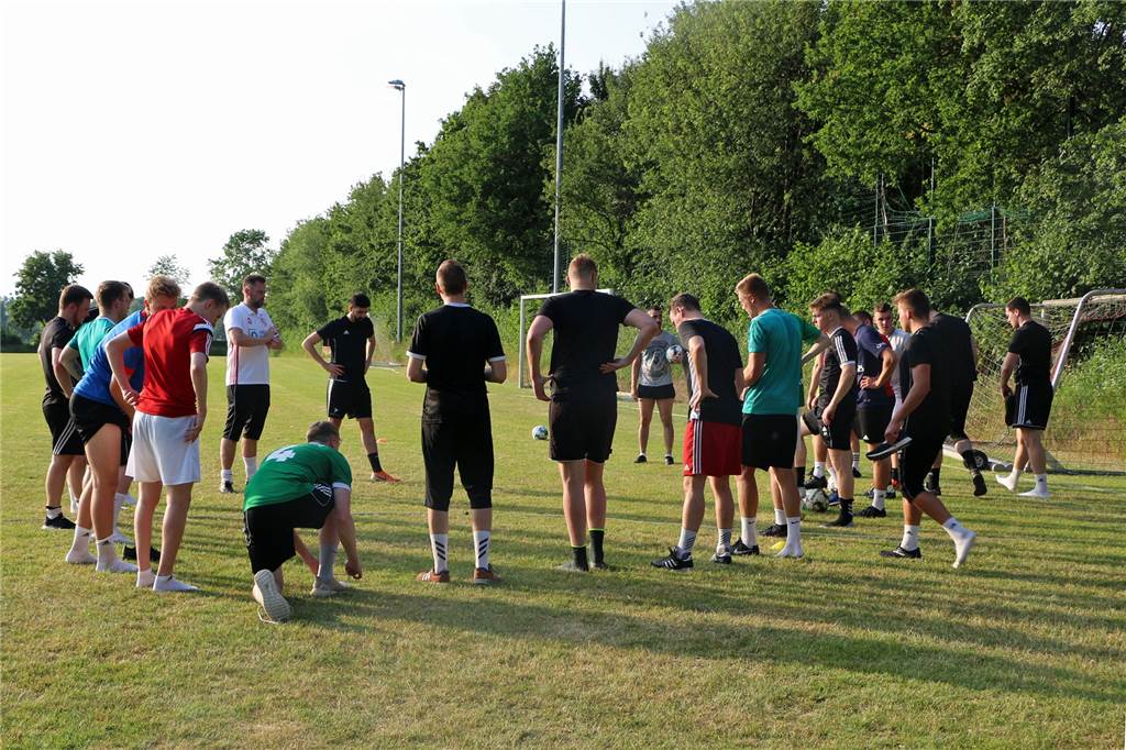 Wegener fordert Mut: „Dann werden wir wieder eine ordentliche Saison spielen" Eine erste kurze Ansprache zum Trainingsaufbau gab es am Donnerstag auch für alle Neuzugänge.