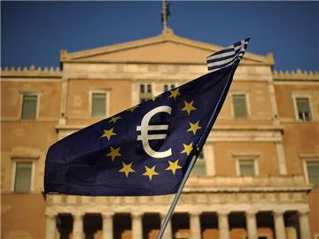 Eine EU-Fahne mit dem Euro-Zeichen vor dem Parlament in Athen. Foto: Fotis Plegas G.