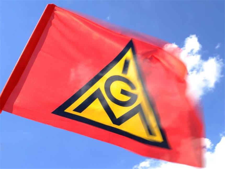 Eine Fahne der Gewerkschaft IG-Metall im Wind. Die IGM will sich wieder verstärkt dem Thema Arbeitszeit widmen. Foto: Daniel Bockwoldt