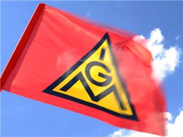 Eine Fahne der Gewerkschaft IG-Metall im Wind. Die IGM will sich wieder verstärkt dem Thema Arbeitszeit widmen. Foto: Daniel Bockwoldt