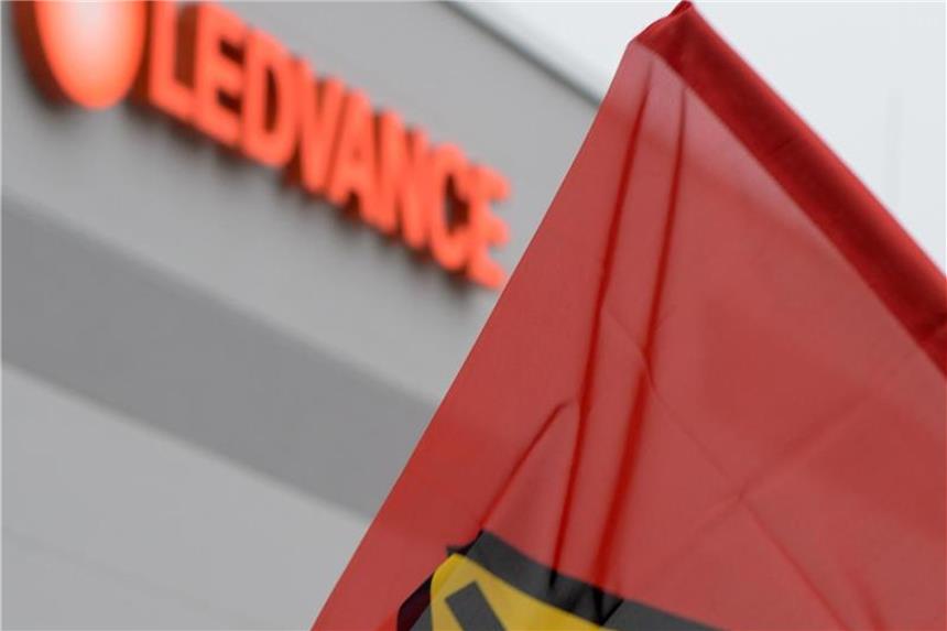 Ledvance tritt aus Arbeitgeberverband aus Eine Fahne der Gewerkschaft IG Metall weht vor dem Augsburger Werk des Lampenherstellers Ledvance. Foto: Stefan Puchner/Illustration