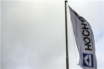 Eine Fahne mit dem Logo von Hochtief weht in Essen. Foto: Caroline Seidel/Archiv