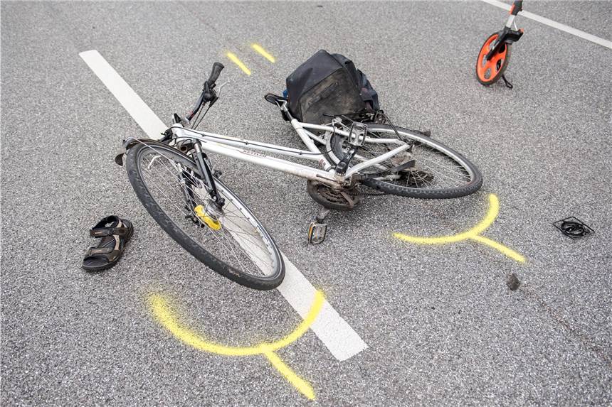 Unfall auf Bahnhofstraße: Radfahrerin verletzt ins Krankenhaus gebracht Eine Fahrradfahrerin stieß am Mittwochmorgen an der Einmündung Bahnhofstraße/Lunastraße mit einem Auto zusammen (Symbolbild).