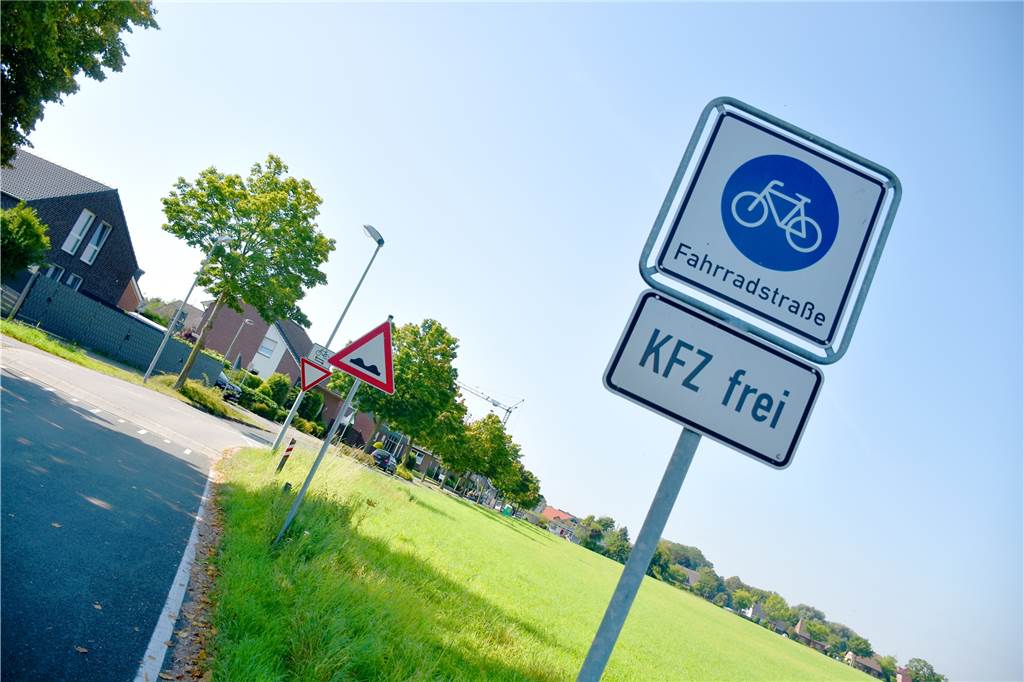 Schloßstraße soll Fahrradstraße werden: Präsentation am 19. September Eine Fahrradstraße gibt es beispielsweise schon seit Jahren in Wüllen am Ammelner Weg. Auch dort genießen Fahrradfahrer Vorrang vor dem Autoverkehr.