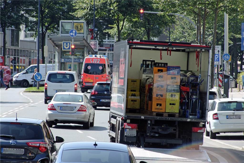 Jeder gegen jeden - hier kommen sich Radfahrer, Autofahrer und Fußgänger in die Quere Eine Fahrt die Hohe Straße entlang ist selbst bei korrekt geparkten LKW kein Vergnügen: Autofahrer fühlen sich oft wie im Slalomparcours.