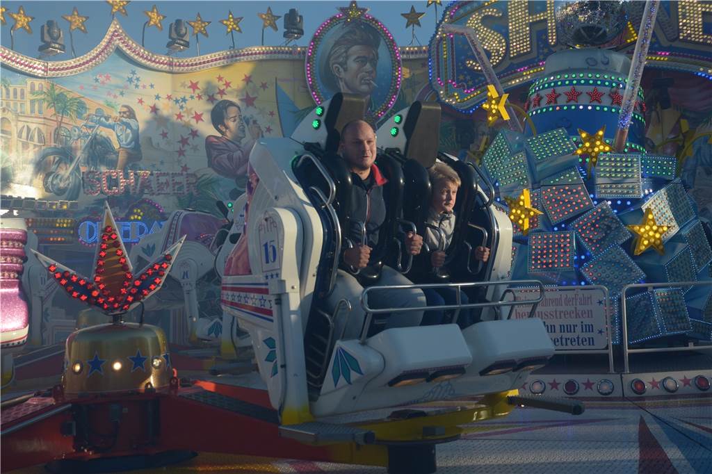 Drei Generationen auf Sim-Jü: Familie Wortmann genießt den Besuch - dank Bummelpäckchen Eine Fahrt im Shake and Roll unternahmen Daniel Baran und Timo Wortmann.
