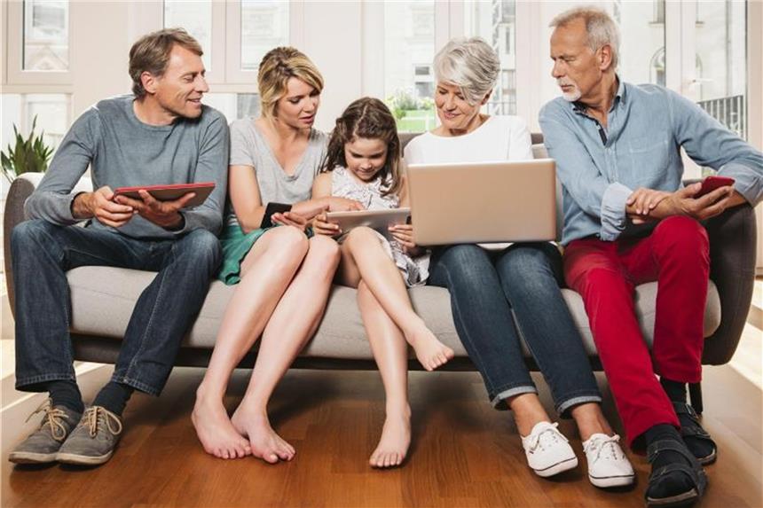 Streaming, Apps, Telefon: Geld sparen mit Familienkonten Eine Familie, ein Konto: Mit Familienkonten lassen sich beim Film- und Musikstreaming, im Appstore oder beim Mobilfunk einige Euros sparen. Foto: Mareen Fischinger/Westend61/dpa