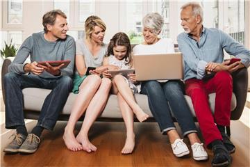 Eine Familie, ein Konto: Mit Familienkonten lassen sich beim Film- und Musikstreaming, im Appstore oder beim Mobilfunk einige Euros sparen. Foto: Mareen Fischinger/Westend61/dpa