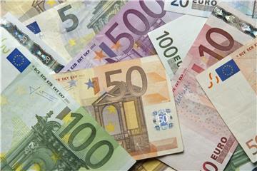 Eine Familie mit einem Bruttojahresgehalt von 60.000 Euro wird ab 2019 um 9,36 Prozent entlastet. Foto: Daniel Reinhardt