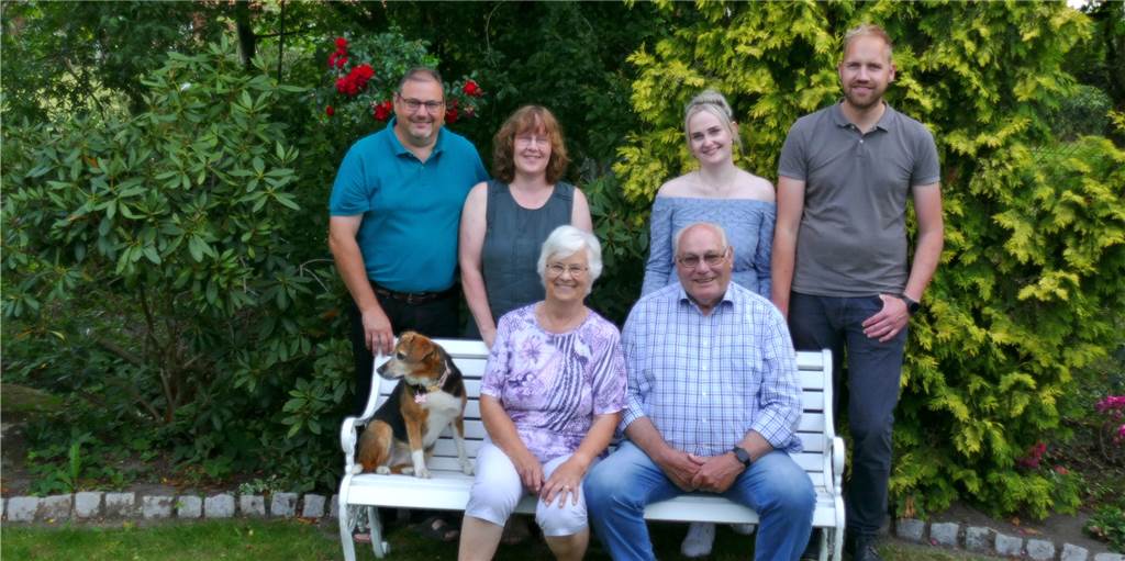 Familie Weitkamp aus Alstätte brennt fürs Schwiepinghooker Schützenfest Eine Familie mit Schützenfestliebe im Blut: Heinz Weitkamp (stehend, v.l.) , Marlies Weitkamp, Ann-Kathrin Weitkamp, Tobias Krude sowie Agathe Weitkamp (sitzend, v.l.), Hermann Weitkamp.
