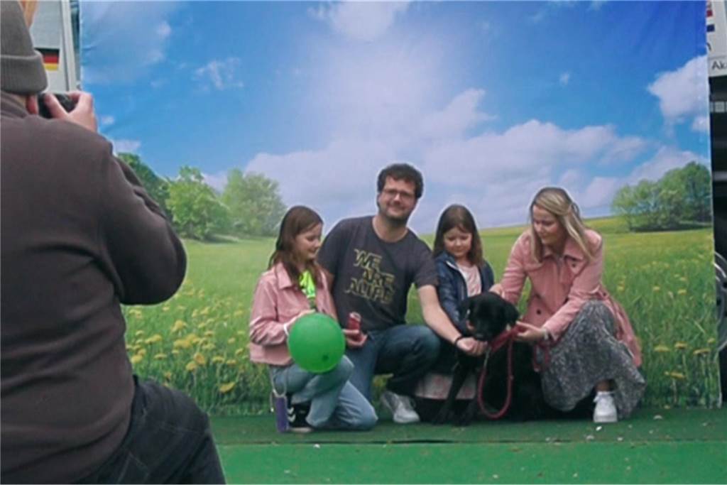 Rund 20.000 Besucher, zufriedene Betriebe: „Gewerbeschau war voller Erfolg!“ Eine Familie schießt bei Bewital ein Familienfoto mit ihrem Vierbeiner beim Hunde-Fotoshooting.