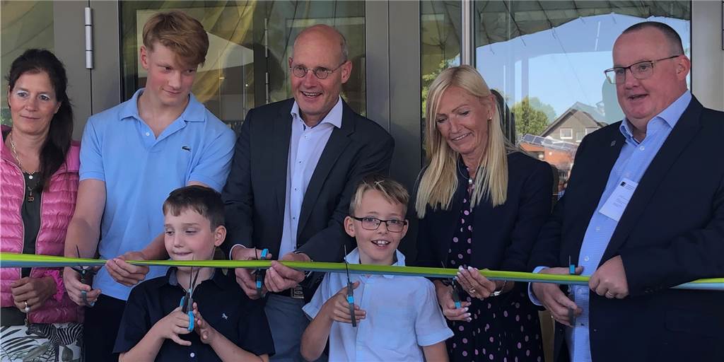 Ter Hürne feiert neues Kommunikationszentrum mit Familien und Freunden Eine Familienangelegenheit (v.l.): Katharina, Toni und Erwin ter Hürne, Celia und Bernhard ter Hürne mit ihren Söhnen Jenson und Charles (vorne) durchschneiden symbolisch das Band vor der Eingangstür von Raum 1.