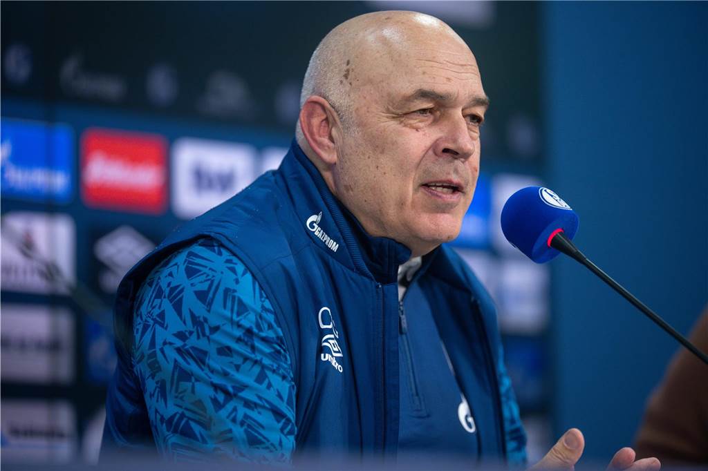 Schalker Schleudersitz lässt tief blicken: Stevens macht sich Sorgen Eine Fehlbesetzung auf dem Schalker Trainerstuhl: Christian Gross.