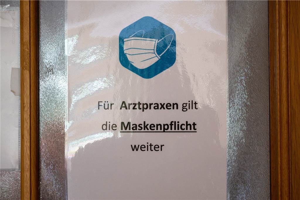 Ausnahmezustand in Hausarztpraxen: „Wir werden mit Füßen getreten“ Eine FFP2-Maskenpflicht gilt in Arztpraxen weiterhin.