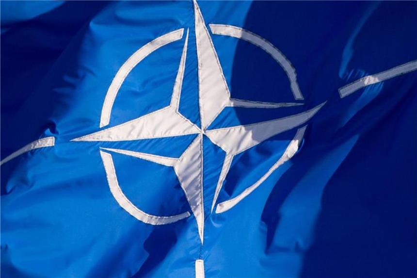 Eine Flagge der Nato weht in Brüssel im Wind. Foto: Daniel Naupold