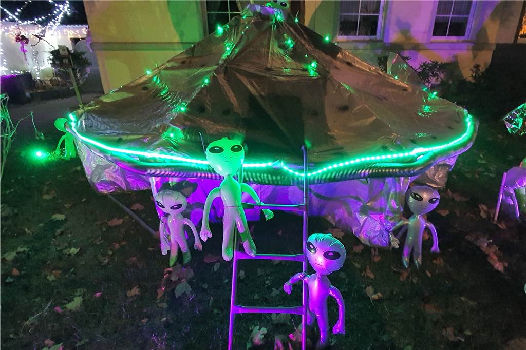 Halloween-Haus fasziniert Gruselfans: Der Macher verrät seine Tricks Eine fliegende Untertasse ist im Vorgarten an der Recklinghauser Straße "gelandet".