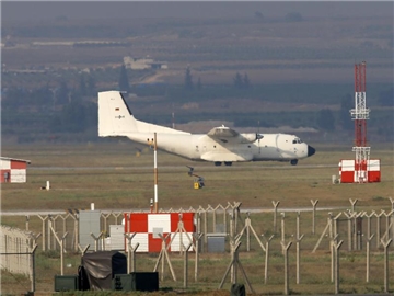 Eine Frachtmaschine der Bundeswehr landet auf der Luftwaffenbasis Incirlik. 