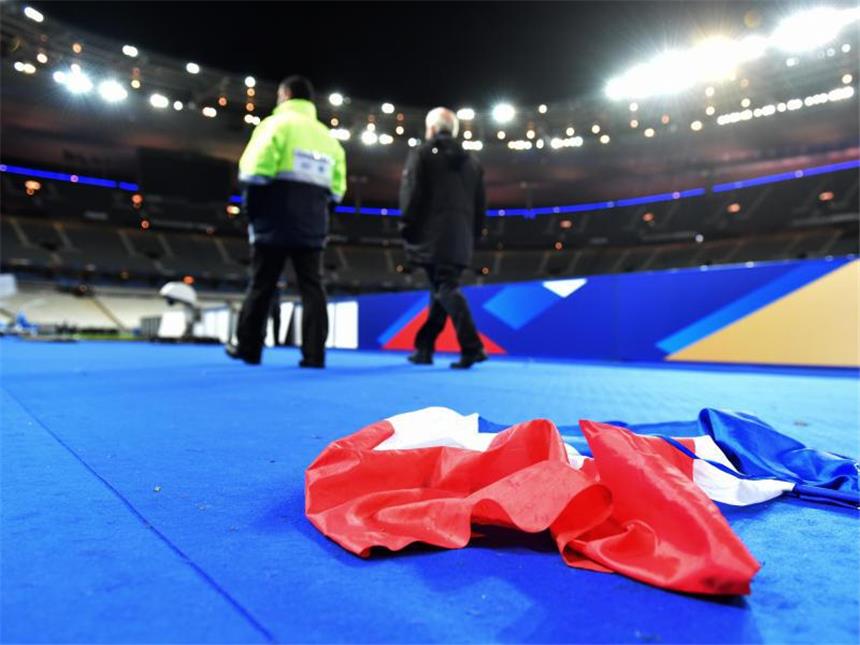 Frankreich steht unter Schock Eine französische Flagge im Stade de France: Das Stadion wurde ohne größere Zwischenfälle geräumt. Foto: Uwe Anspach