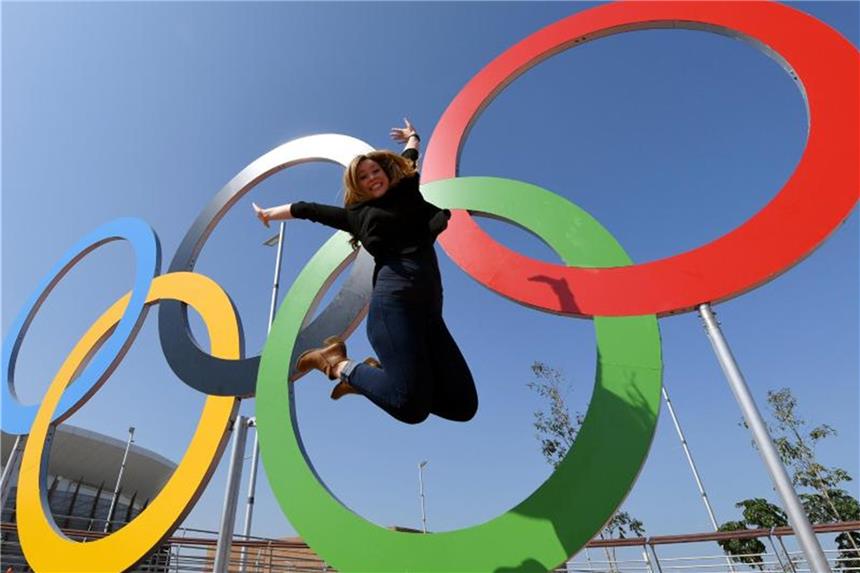 Eine Frau 2016 vor den Olympischen Ringen in Rio de Janeiro. Foto: Felix Kästle/Archiv
