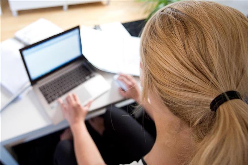 FDP fordert flexiblere Arbeitszeiten in Deutschland Eine Frau arbeitet an einem Laptop. Foto: Daniel Naupold/Illustration