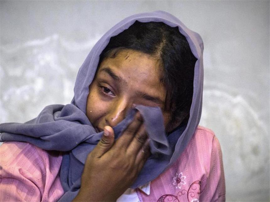 Schiffbrüchige Rohingya-Flüchtlinge dürfen an Land Eine Frau der Minderheit der Rohingya nach ihrer Rettung aus einem vor Indonesien treibenden Flüchtlingsboot. Foto: Zikri Maulana