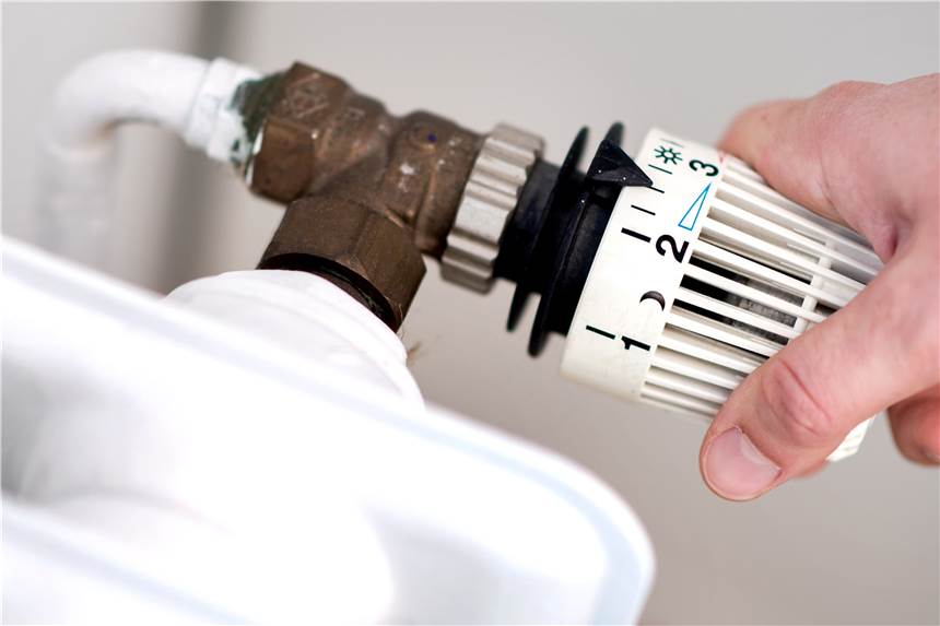 Sparen im Winter: So heizen und lüften Sie richtig Eine Frau dreht am Thermostat einer Heizung (Symbolbild).