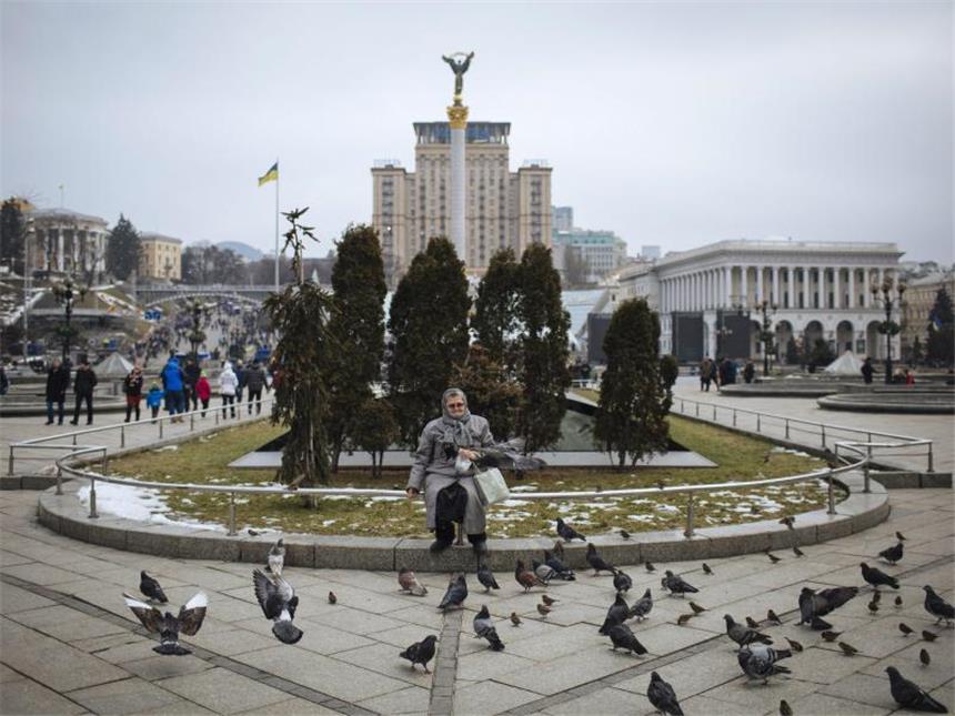 Ukraine gedenkt der Opfer vom Maidan Eine Frau füttert Tauben auf dem geschichtsträchtigen Maidan. Foto: Roman Pilipey