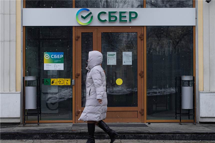 Steuert Russland erneut in die Staatspleite? Eine Frau geht am Büro der Sberbank, der größten Bank in Russland, vorbei. Die Bank ist bisher noch nicht mit Sanktionen in Folge der russischen Invasion in die Ukraine belegt worden.