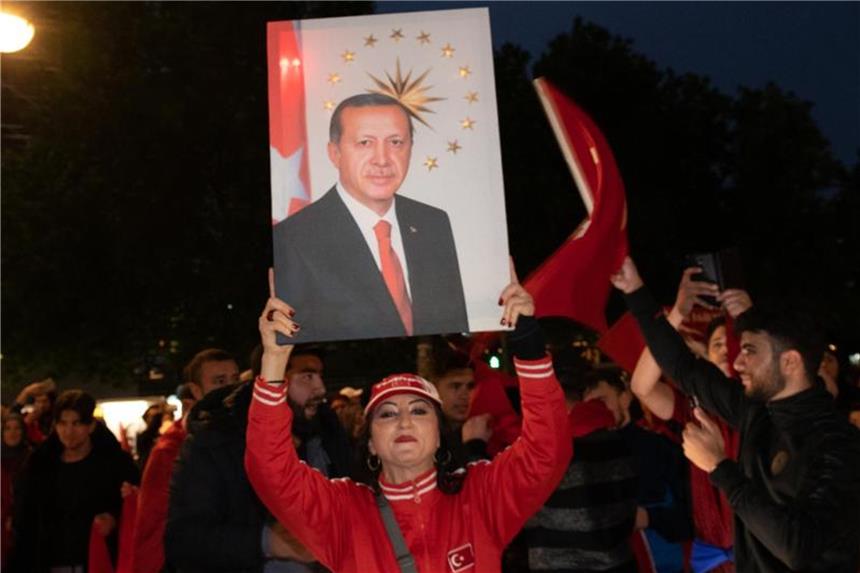 Deutschland bleibt für Erdogan eine sichere Bank Eine Frau hält bei einer Siegesfeier auf dem Kurfürstendamm in Berlin ein Erdogan-Porträt. Foto: Paul Zinken