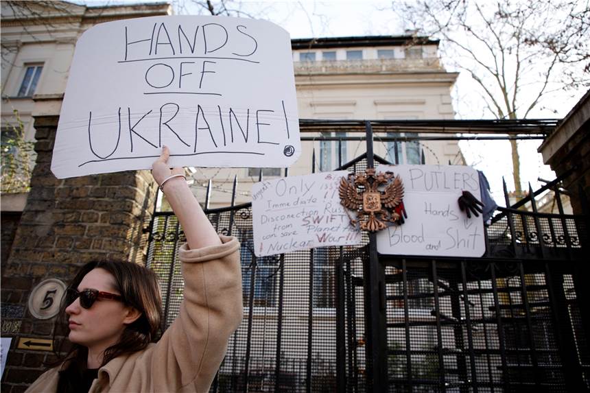 Kyiv Independent: Die Onlinezeitung, die die Welt über Putins Krieg informiert Eine Frau hält ein Schild mit der Aufschrift «Hands off Ukraine» (Hände weg von der Ukraine), während sie vor der Konsularabteilung der russischen Botschaft gegen den russischen Einmarsch in die Ukraine demonstriert. Russische Truppen haben den erwarteten Angriff auf die Ukraine gestartet und drangen in die Hauptstadt vor.