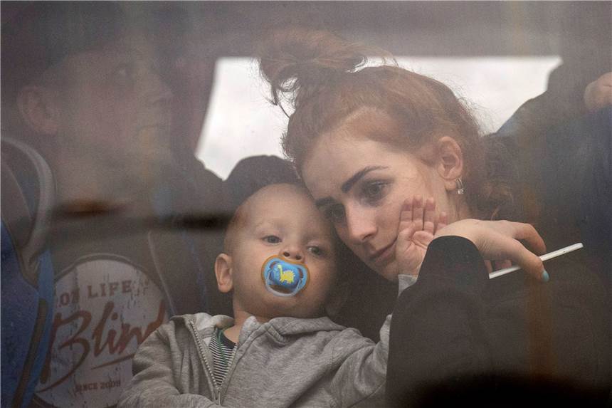 Der Tag, der alles verändert Eine Frau hält ihr Baby in einem Bus, während sie Kiew verlässt. Russische Truppen haben am Donnerstag ihren erwarteten Angriff auf die Ukraine gestartet.