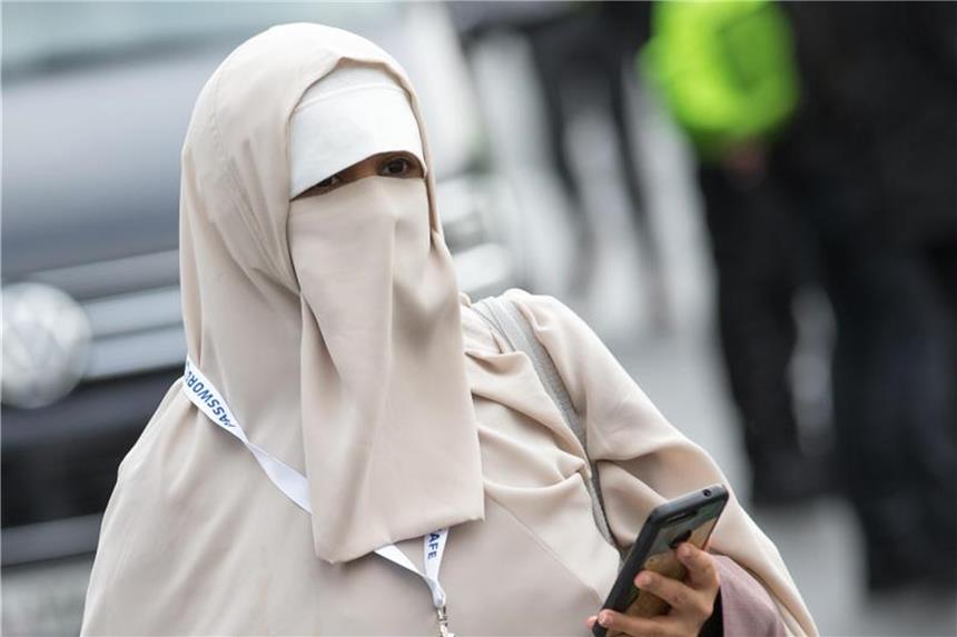 Kritik an AfD-Initiative gegen Gesichtsverhüllung Eine Frau im Niqab. Foto: Friso Gentsch/Archiv