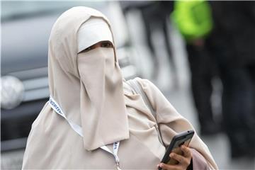 Eine Frau im Niqab. Foto: Friso Gentsch/Archiv