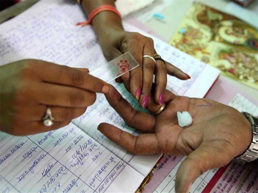 Schwerer Dengue-Ausbruch im Urlaubsland Sri Lanka Eine Frau lässt sich im indischen Bhopal auf Dengue untersuchen (Archiv). Im Nachbarland Sri Lanka gibt es einen schweren Ausbruch der Krankheit. Foto: Sanjeev Gupta