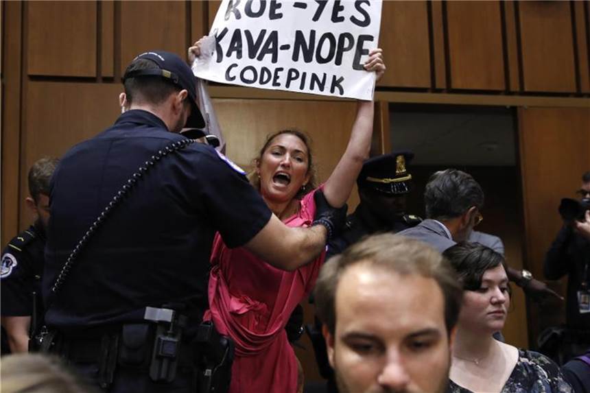 Proteste bei Anhörung für neuen Supreme-Court-Richter Eine Frau protestiert bei der Anhörung und wird von Polizisten aus dem Gebäude geführt. Foto: Jacquelyn Martin/AP