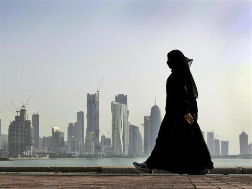 US-Ermittler vermuten russische Hacker hinter Katar-Krise Eine Frau spaziert vor der Skyline in Doha. Katar ist in der Region zur Zeit politisch isoliert. Foto: Kamran Jebreili