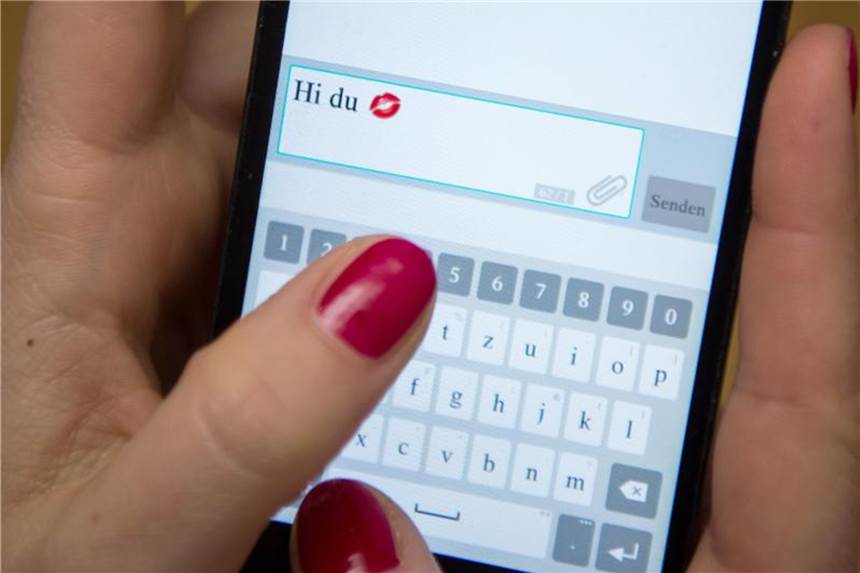 Menschen streben beim Online-Dating nach Höherem Eine Frau tippt auf einem Smartphone. Foto: Sebastian Gollnow/Illustration