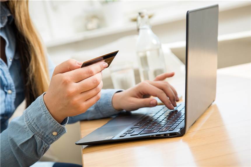 Mehr Sicherheit beim Onlineshopping: Neue Regeln für Kreditkarten ab Montag Eine Frau tippt die Nummer ihrer Kreditkarte in ein Laptop.