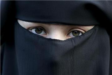 Eine Frau trägt bei einer Demonstration gegen das Verbot einer vollverschleierung am eine Burka. Foto: Evert-Jan Daniels/epa/Archiv