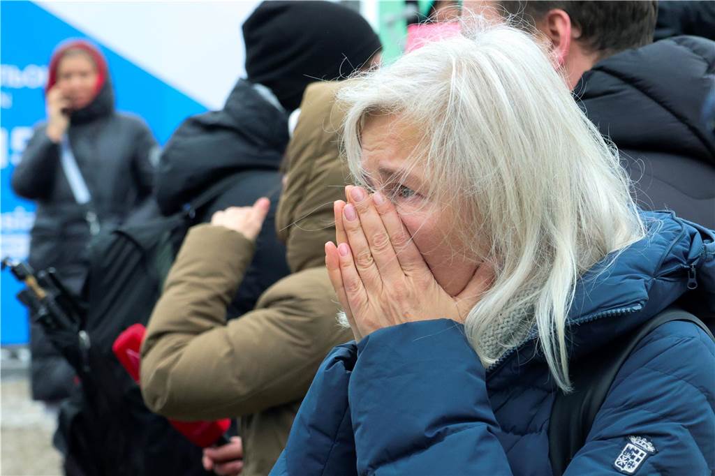 Tote und Verletzte bei Schießerei in Moskau: Videos zeigen Brand in Konzerthalle Eine Frau trauert um die Opfer des Anschlags auf die Crocus City Hall während einer Gedenkveranstaltung. Am Tag nach dem Terroranschlag nahe Moskau mit vielen Toten sind mehrere Überlebende zum Ort des Verbrechens zurückgekehrt, um zu trauern und Blumen abzulegen.